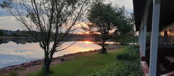 PEI Waterside Apt. #3, quiet waterfront Apt., beach, scenic view, great sunsets
