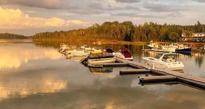 PEI Waterside Apt. #3, quiet waterfront Apt., beach, scenic view, great sunsets