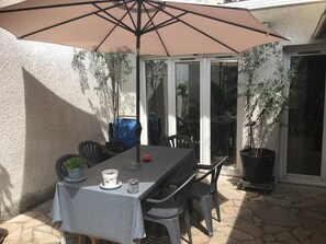 Outdoor dining - Pavillon 80m2 7mn à Pied Métro la Courneuve, 1 mn Tramway Pour 4 Personnes (La Courneuve)