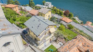 Vue aérienne d’un quartier résidentiel avec des immeubles, une route et une étendue d’eau.