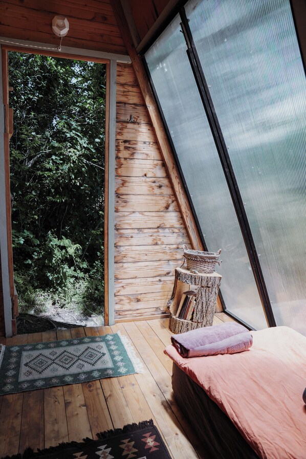 Cabaña básica, vista a la colina | Escritorio 