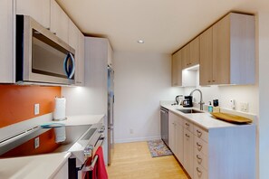 Refrigerador, microondas, horno, placa de cocina