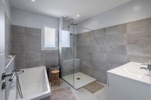Dusche, Haartrockner, Seife, Toilettenpapier