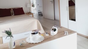 Ein Schlafzimmer mit Bett, Nachttisch und Kleiderschrank.