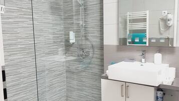 Douche, sèche-cheveux, serviettes fournies, savon