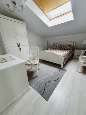 2 bedrooms, free WiFi, bed sheets - Johanna House -Dream apartament , looking for the sky,bright and cosy (București)