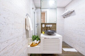 Secadora de cabello, toallas, jabón, papel de baño 
