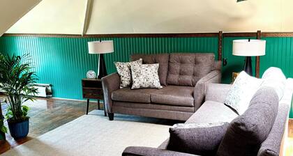 Athenian Apartment-Uptown:1 block to Court Street & 2 blocks to College Green.