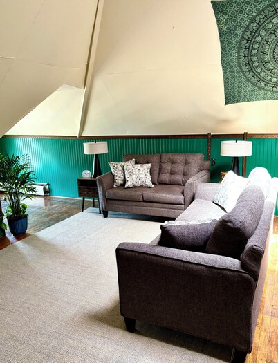 Athenian Apartment-Uptown:1 block to Court Street & 2 blocks to College Green. 