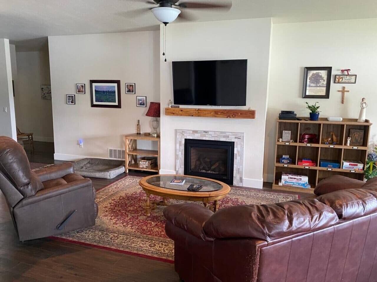 Télévision, cheminée, livres