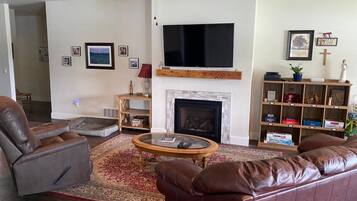 Télévision, cheminée, livres