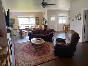 Una televisión, una chimenea, libros