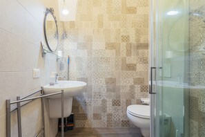 City kamer | Badkamer | Een douche, een haardroger, een bidet, handdoeken
