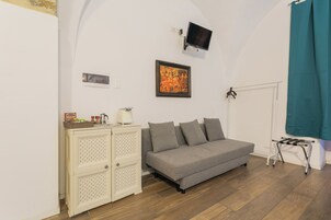 Habitación City | Zona de estar | Televisión de 35 pulgadas con canales digitales
