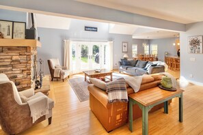 TV connectée, cheminée, baby-foot, livres