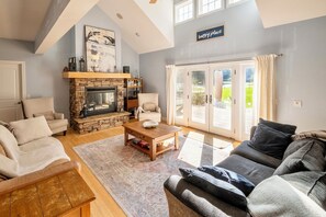 TV connectée, cheminée, baby-foot, livres