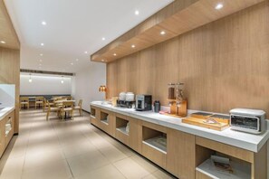A modern breakfast area with a long counter, seating, and a wooden wall. - Elong ME Hotel (Nanjing Lishui Airport Road) (Nanjing)