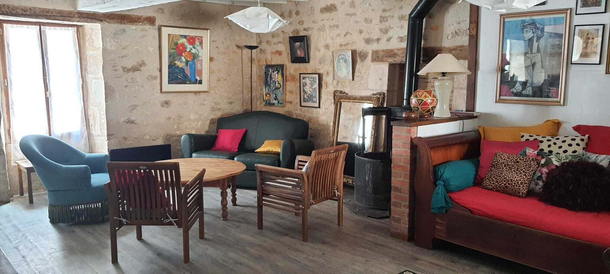 Télévision, cheminée, chaîne hi-fi