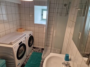 Suihku, hiustenkuivaaja, pyyhkeet, vessapaperi