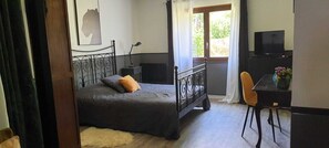 6 bedrooms, iron/ironing board, WiFi, bed sheets