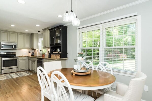 Private kitchen - Stylish Ranch- walkable to downtown Cary (Cary)