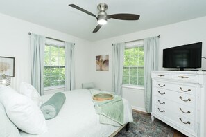 Iron/ironing board, free WiFi, bed sheets - Stylish Ranch- walkable to downtown Cary (Cary)