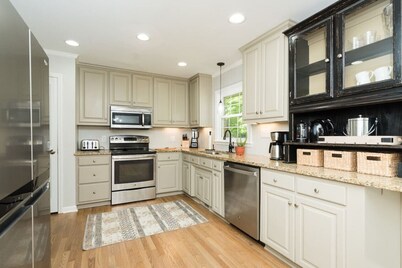 Stylish Ranch- walkable to downtown Cary