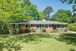 Exterior - Stylish Ranch- walkable to downtown Cary (Cary)