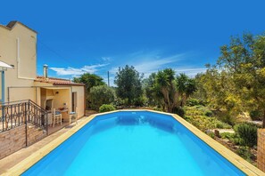 Una piscina al aire libre de temporada