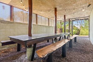 Outdoor dining - Pets? YES! Hot Tub ★ Fast Wi-Fi ★ Pool Table ★ Foosball (Edinburg)