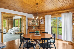 Dining - Pets? YES! Hot Tub ★ Fast Wi-Fi ★ Pool Table ★ Foosball (Edinburg)
