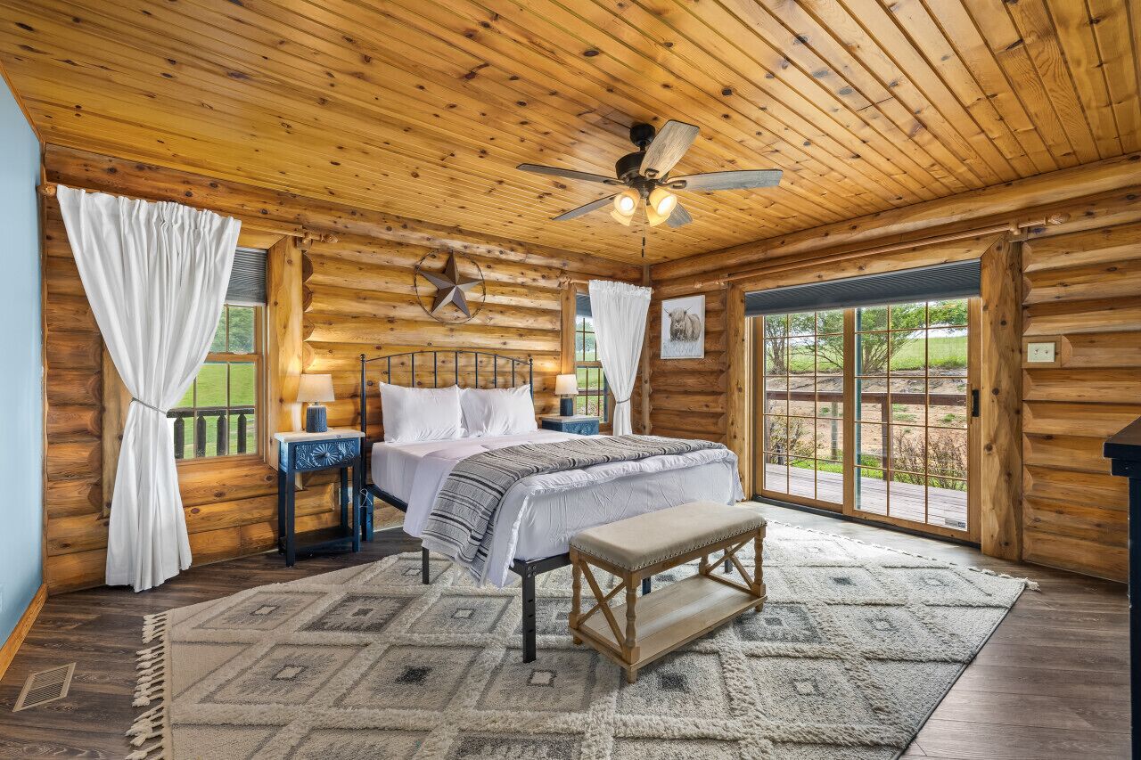 4 habitaciones, escritorio y tabla de planchar con plancha 