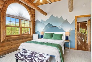 5 chambres, bureau, fer et planche à repasser, lit de bébé portatif