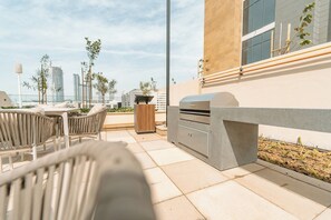 Apartment (0 Bedroom) | Garden - Wonderful Studio With Balcony & City Views (Dubai)