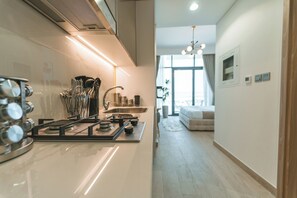 Apartment (0 Bedroom) | Private kitchenette | Fridge, microwave, oven, stovetop - Wonderful Studio With Balcony & City Views (Dubai)