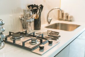 Apartment (0 Bedroom) | Private kitchenette | Fridge, microwave, oven, stovetop - Wonderful Studio With Balcony & City Views (Dubai)