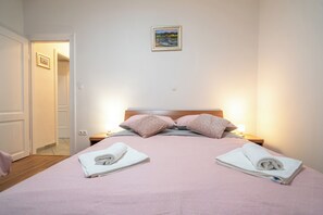 2 bedrooms, desk, WiFi, bed sheets - Split Old Town Cozy Apartment (Split)