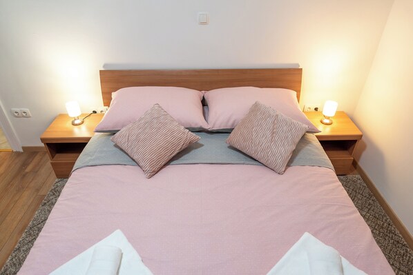 2 bedrooms, desk, WiFi, bed sheets