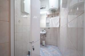 Articles de toilette écologiques, séchoir à cheveux, serviettes fournies