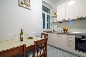 Fridge, oven, stovetop, dishwasher