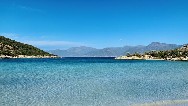 A clear coastal view with a sandy beach and calm waters. - Apartement town Center, Rénové, 90m2 with balcony (saint florent)