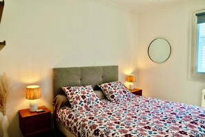 2 quartos, escrivaninha, ferros/tábuas de passar roupa, berço de viagem