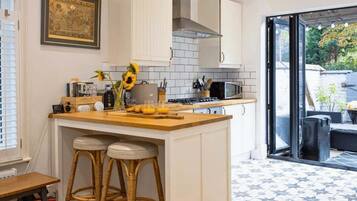 Kjøleskap, mikrobølgeovn, ovn og kokeplater