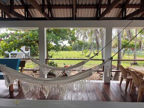 Outdoor dining - Silversands retreat cabana (Big Corn Island)