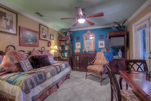 3 bedrooms, desk, iron/ironing board, free WiFi