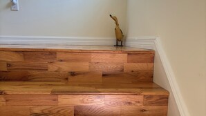 Eine Treppe mit Holzdielen und einer kleinen Figur auf der obersten Stufe.