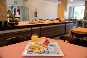 Free daily buffet breakfast - RESERVA HOTEL MEROPOLITANO (Coronel Fabriciano)
