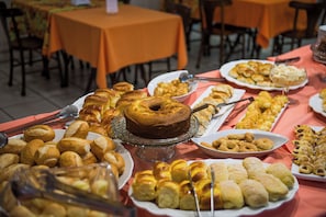 Esmorzar diari d'estil bufet gratuït 