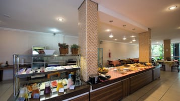 Café da manhã com buffet grátis todos os dias