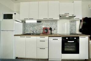 Cafeteira/chaleira, geladeira, micro-ondas, fogão